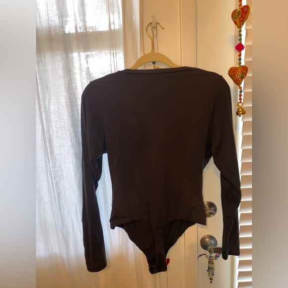 SKIMS fits everybody LONG SLEEVE SCOOP BODYSUIT in onyx - Picture 3 of 5